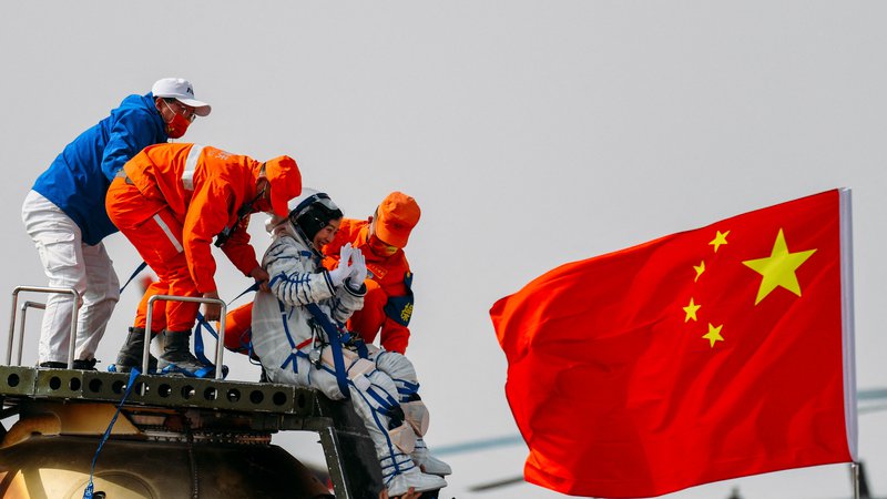 Fotografija: Astronavtka Wang Yaping ob vrnitvi v puščavo Gobi. FOTO: AFP
