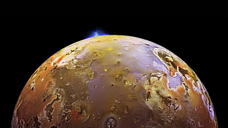 Fotografija: Nasino plovilo New Horizons je na tretji največji Jupitrovi luni Io posnelo vulkanski izbruh. FOTO: Nasa/JPL/Univerza v Arizoni
