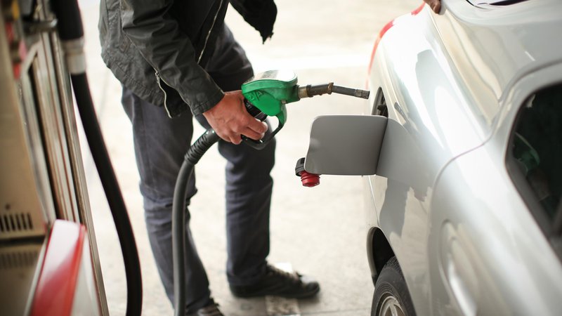 Fotografija: Vlada je včeraj podaljšala regulacijo cen kurilnega olja, bo podaljšala še zamrznitev cen pogonskih goriv, ki se izteče konec meseca? FOTO: Jure Eržen/Delo
