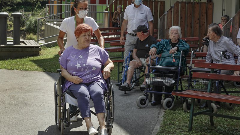 Fotografija: V številnih domovih za starejše občane so zaskrbljeni zaradi vseh nejasnosti, povezanih z uveljavitvijo zakona o dolgotrajni oskrbi. FOTO: Jože Suhadolnik/Delo
