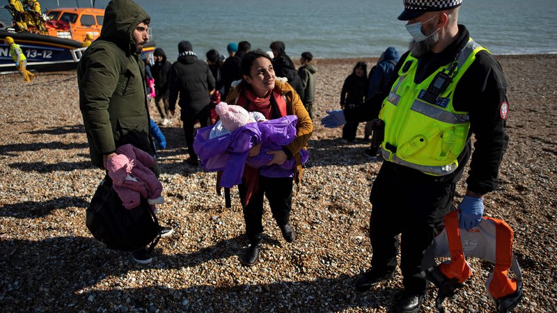 Fotografija: Britanski preselitveni načrt, o katerem je premier Johnson dejal, da bo rešil »neskončno veliko življenj«, bo davkoplačevalce stal 120 milijonov funtov. Foto Ben Stansall/AFP
