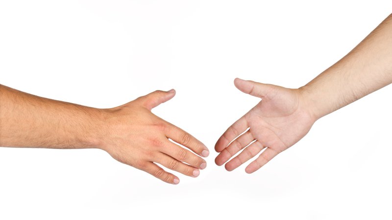 Fotografija: Stisk roke se je sicer v času epidemije spremenil v komolčkanje. FOTO: Shutterstock
