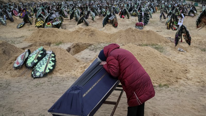 Fotografija: Pokopališče v Irpinju, Kijevska regija, 17. aprila 2022. FOTO: Gleb Garanič/Reuters

