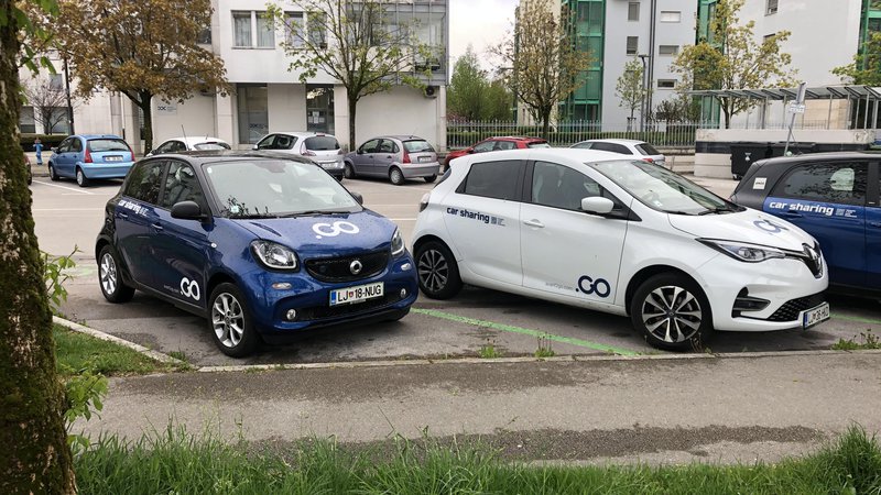 Fotografija: V voznem parku Avant2Go, ki šteje 400 električnih vozil, je največ smartov (na fotografiji levo). FOTO: Gašper Boncelj
