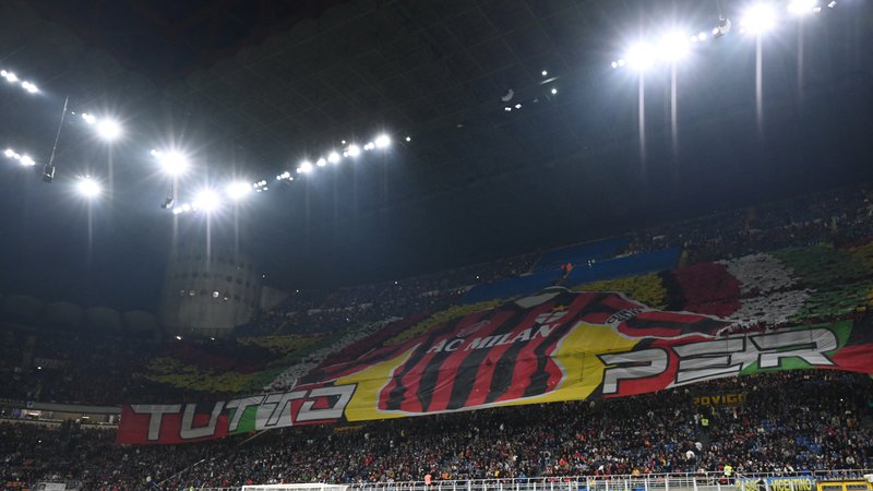 Fotografija: Legendarni štadion San Siro naj bi zapustili nogometaši Milana. FOTO: Alberto Lingria/Reuters
