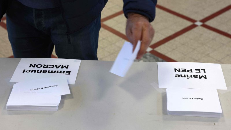 Fotografija: Ob 20. uri bodo objavili izide vzporednih volitev, ki so 10. aprila v prvem krogu precej natančno napovedale rezultat. FOTO: Thomas Coex/Afp
