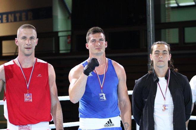 Z naslovom državnega prvaka v težki kategoriji se je okitil Aljaž Ban (na sredini), ki je v finalu ugnal Damjana Lukića (levo). FOTO: Lana Rašić
