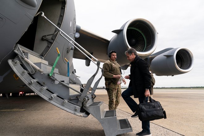 Antony Blinken ob vkrcanju na letalo; državni sekretar se je skupaj z obrambnim ministrom Austrinom sestal z Zelenskim. FOTO: Pool/Reuters
