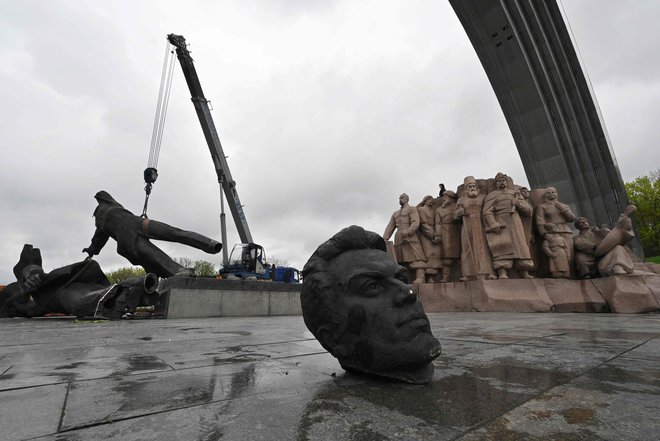 Začetek odstranjevanja spomenika je pospremilo okrog sto mimoidočih, ki so vzklikali Slava Ukrajini! FOTO: Genya Savilov/AFP
