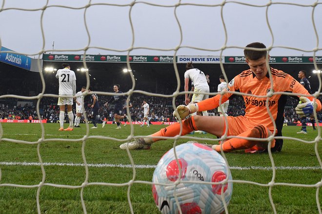 Leedsov vratar Illan Meslier je moral štirikrat pobrati žogo iz svoje mreže. FOTO: Oli Scarff/AFP
