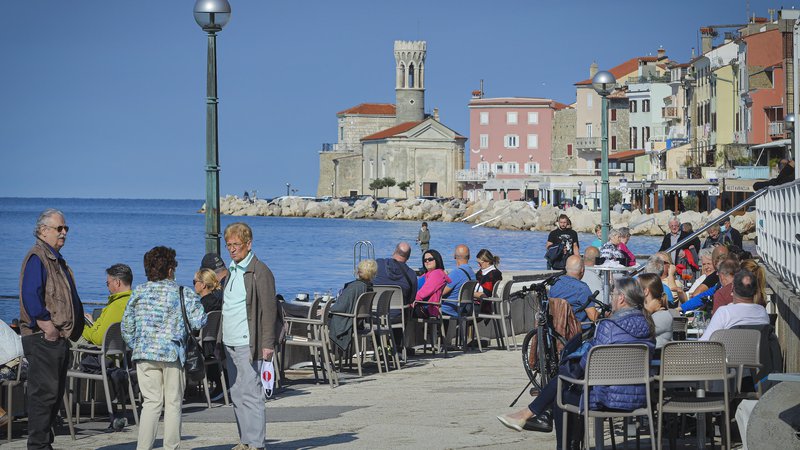 Fotografija: Poleg dobro zasedenih hotelov je bilo v Istri za praznike tudi veliko enodnevnih obiskovalcev. FOTO: Jože Suhadolnik/Delo
