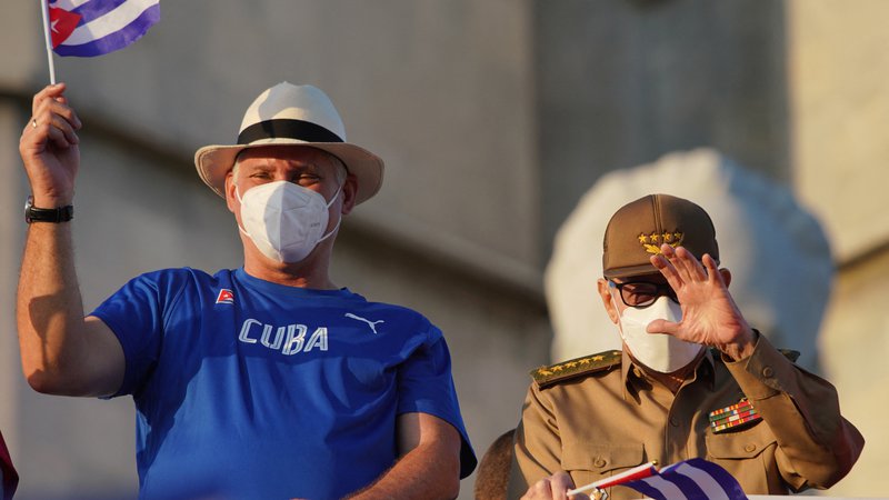 Fotografija: Raúl Castro (desno) je zadovoljen z Miguelom Díaz-Canelom, ki ga je imenoval za svojega naslednika. FOTO: Alexandre Meneghini/Reuters
