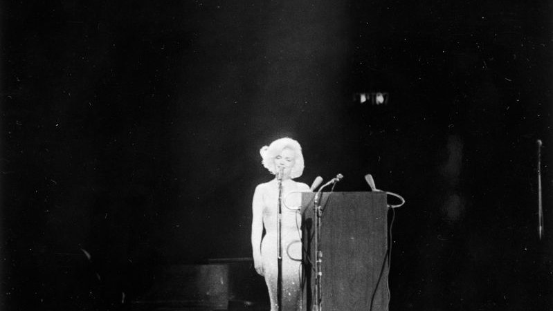 Fotografija: Marilyn Monroe je ustvarila eno najslavnejših interpretacij znane pesmice, ki je dobila dopolnitev z izvirno kitico, spisano na čast slavljencu. FOTO: Cecil Stoughton. White House Photographs. John F. Kennedy Presidential Library And Museum, Boston
