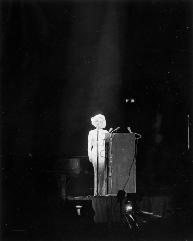 Marilyn Monroe je ustvarila eno najslavnejših interpretacij znane pesmice, ki je dobila dopolnitev z izvirno kitico, spisano na čast slavljencu. FOTO: Cecil Stoughton. White House Photographs. John F. Kennedy Presidential Library And Museum, Boston
