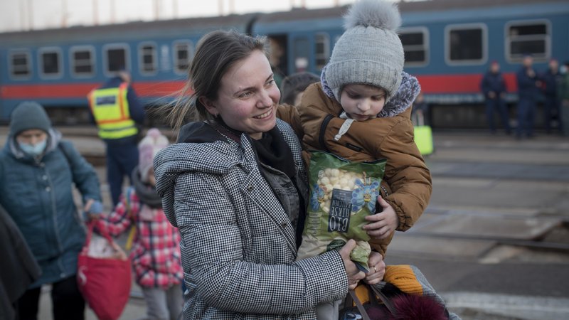 Fotografija: Vsi begunci imajo pravico do nujne in neodložljive obravnave, oskrbo kroničnih bolezni, otroci pa do neomejene. Na fotografiji begunci na železniški postaji Zahony, ob ukrajinski meji. Foto Jure Eržen
