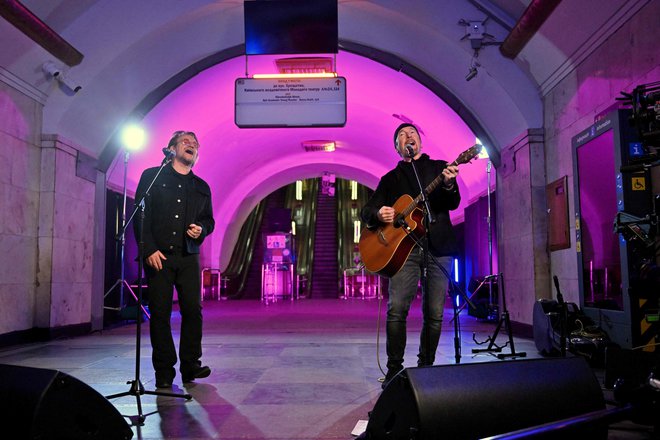 S kitaristom The Edgeom sta za legendarni Pavarottijev koncert v Modeni za pomoč bosanskim otrokom napisala legendarno skladbo Miss Sarajevo. FOTO. Sergei Supinsky/ AFP

