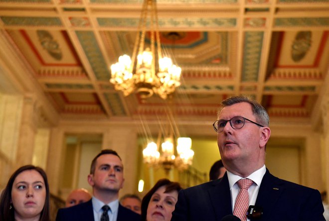 Vodja DUP Jeffrey Donaldson med odgovarjanjem na vprašanja novinarjev. Foto: REUTERS/Clodagh Kilcoyne
