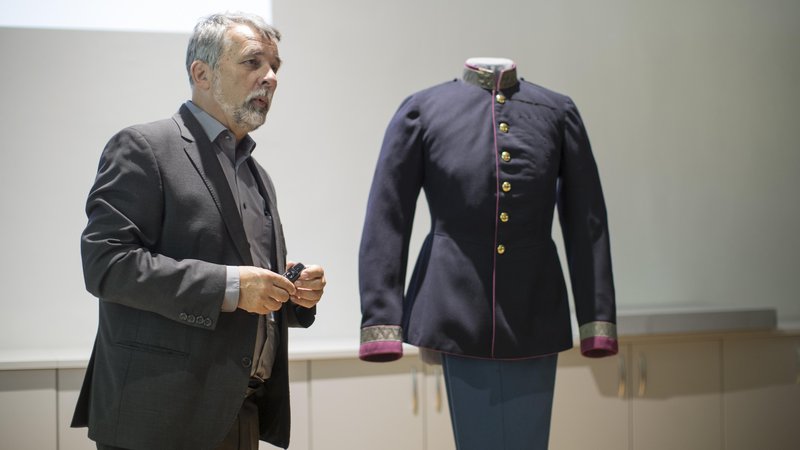 Fotografija: Direktor Narodnega muzeja Pavel Car je predstavil zgodbo uniforme Franca Jožefa I. Foto Jure Eržen
