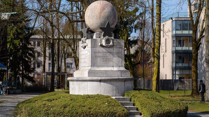Fotografija: Plečnikov Spomenik žrtvam vojne, ki stoji v ljubljanskem Trnovem, je nedaleč od njegovega domovanja.
