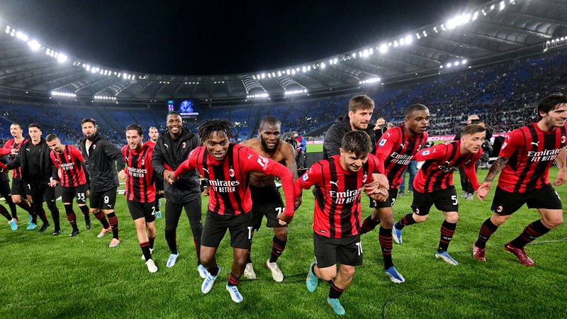 Fotografija: Nogometaši Milana za naslov italijanskega prvaka potrebujejo največ štiri točke v zadnjih dveh tekmah. FOTO: Alberto Lingria/Reuters
