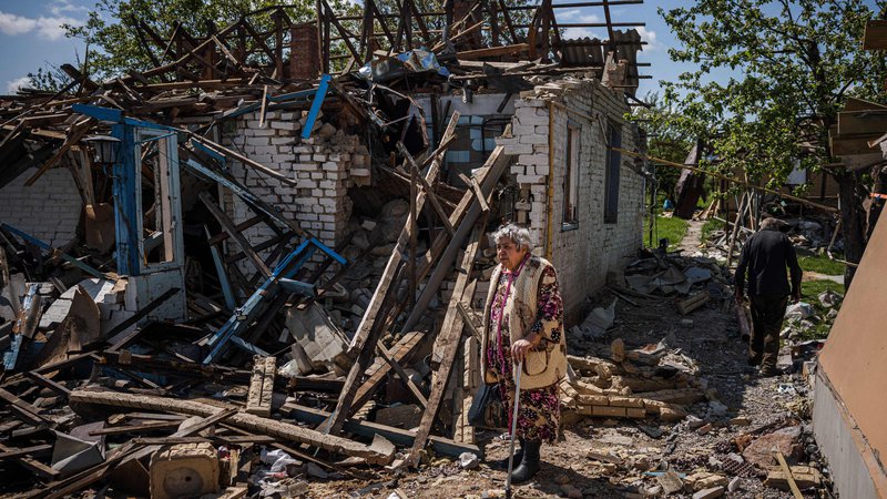 Fotografija: Uničenje v vasici Vilkhivka v bližini mesta Harkov. FOTO: Dimitar Dilkoff/Afp
