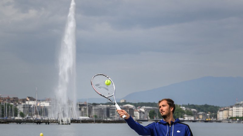 Fotografija: Rus Danil Medvedjev ob slikovitem ženevskem jezeru še ohranja upe po vihtenju loparja v Wimbledonu. FOTO: Fabrice Coffrini/AFP
