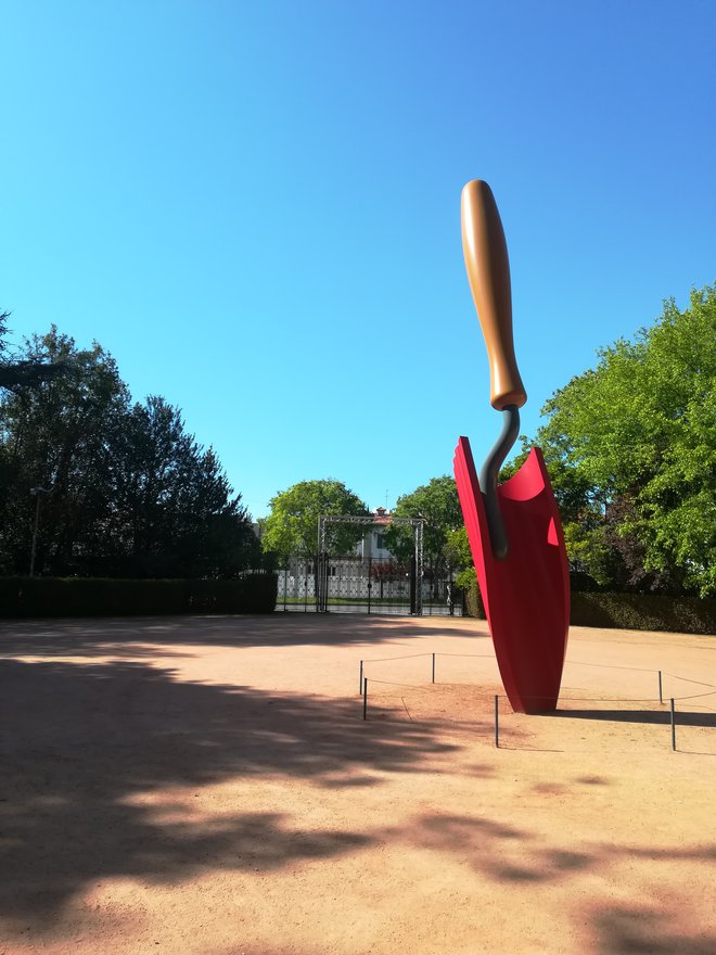 Lopata, ki stoji v parku, je delo Claesa Oldenburga in Coosje van Bruggen. FOTO: Nina Gostiša
