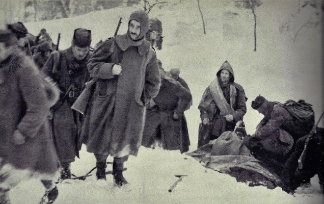Zadnja fotografija Karla Destovnika - Kajuha (v sredini), posneta na Paškem Kozjaku 16. februarja 1944. FOTO: arhiv Muzeja novejše zgodovine Slovenije
