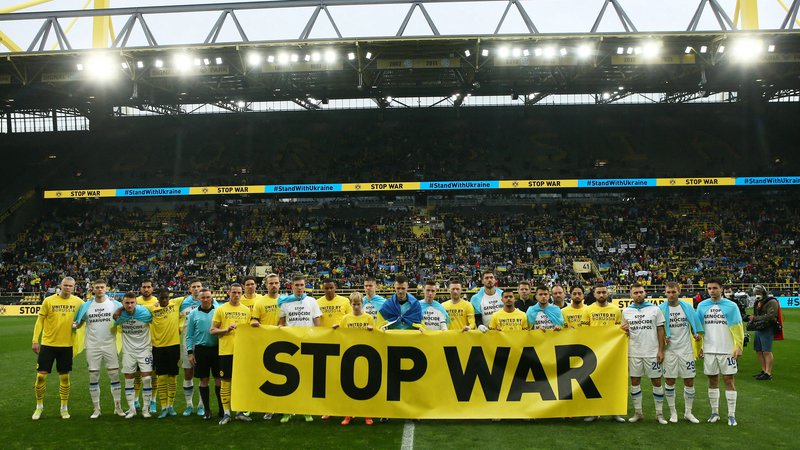 Fotografija: Nogometaši kijevskega Dinama so na turneji za mir konec aprila odigrali tudi tekmo v Dortmundu. FOTO: Thilo Schmuelgen/Reuters
