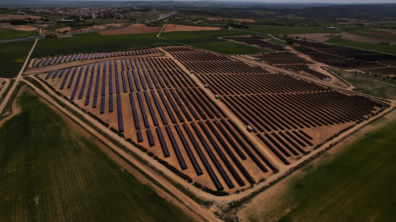 Fotografija: Solarni paneli v parku sončne energije v španskem mestu Saelices FOTO: Guillermo Martinez/Reuters
