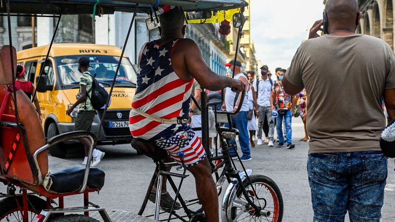 Fotografija: Kubancem morebitno zmerjanje s teroristi ni mar, če jim bo Washington le dovolil prejemati denar od sorodnikov v ZDA. FOTO: Yamil Lage/AFP
