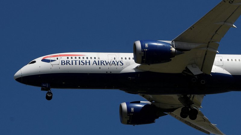 Fotografija: Britanski prevoznik bo na eno največjih prometnih vozlišč na svetu ponujal pet letov na teden. FOTO: Toby Melville/Reuters
