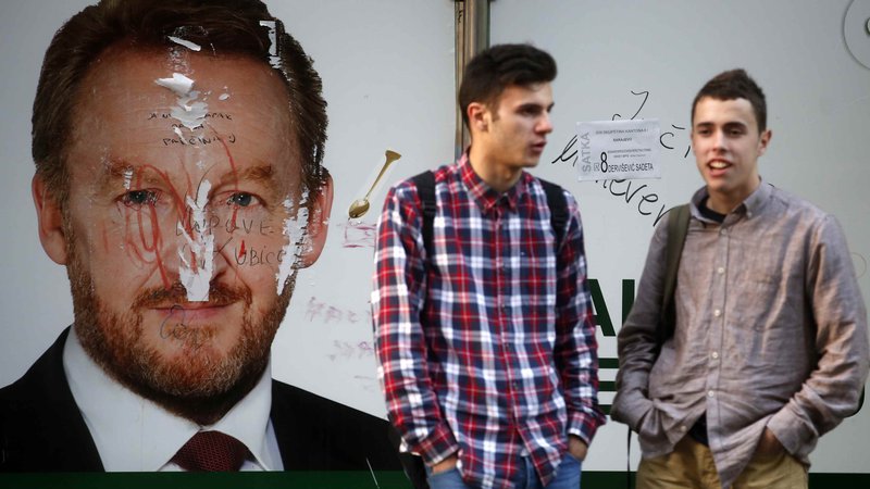 Fotografija: V ljudi v Bosni in Hercegovini pred vsakimi volitvami s plakatov zrejo bolj ali manj enaki obrazi, tudi obljube so si podobne, le mladih volivcev je vsako leto manj. Foto Dado Ruvić/Reuters
