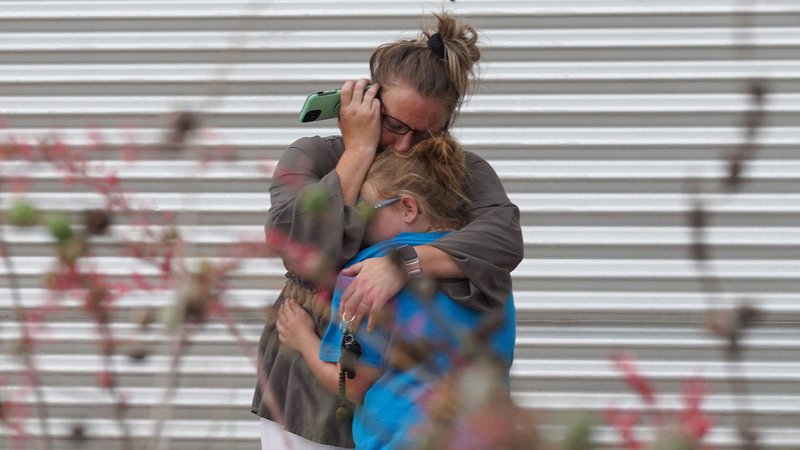 Fotografija: Še en množični pokol v šoli je Ameriko spet pogreznil v samoizpraševanje o svojem bistvu. FOTO: Allison Dinner/AFP
