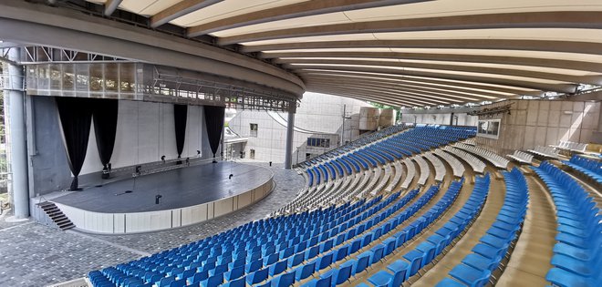 V letnem amfiteatru Avditorija je 1800 sedežev, tu so nastopili številni glasbeniki, igralci, plesalci, mojstri odrskih luči. Streho so zgradili šele leta 1999. FOTO: Boris Šuligoj
