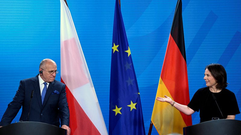 Fotografija: Čeprav je nemška ministrica za zunanje zadeve Annalena Baerbock na Poljskem dobro zapisana, je morala ob obisku poljskega kolega Zbigniewa Raua poslušati ostre kritike. FOTO: Tobias Schwarz/REUTERS
