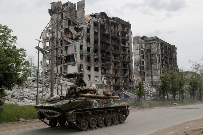 Proruski tank v uničeni stanovanjski soseski v Popasni v regiji Lugansk. FOTO: Alexander Ermochenk0/Reuters
