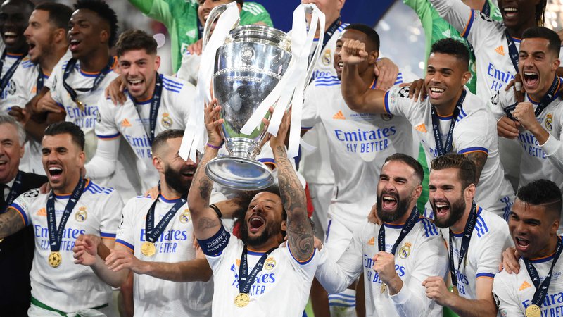 Fotografija: Pokal je dvignil kapetan Marcelo, zaenkrat pa še ni jasno, če bo v Madridu ostal še eno sezono. FOTO: Franck Fife/AFP
