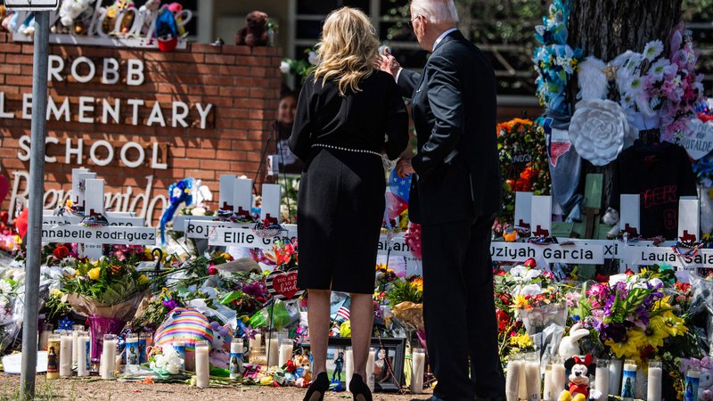 Fotografija: V nedeljo sta se spominu na žrtve napada na Robbovi osnovni šoli poklonila tudi ameriški predsednik Joe Biden in prva dama Jill Biden. Foto Chandan Khanna/AFP
