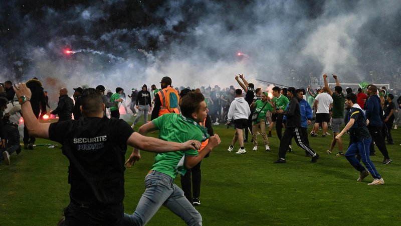 Fotografija: Prizori z zelenice stadiona Geoffroy-Guichard so bili vse prej kot običajni. FOTO: Jean-Philippe Ksiazek/AFP
