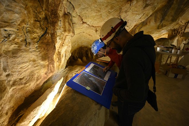 S kopijo jame želijo mojstrovine naših prednikov predstaviti sodobni javnosti, hkrati pa bi radi ohranili spomin na jamo, ki jo zdaj zaliva morska voda. FOTO: Christophe Simon/AFP
