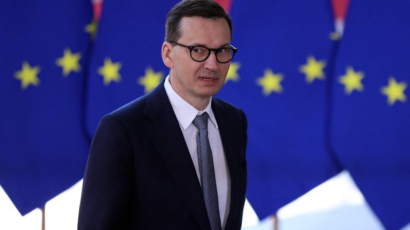 Fotografija: Poljski premier Mateusz Morawiecki se bo po odobritvi poljskega načrta za okrevanje srečal s predsednico evropske komisije Ursulo von der Leyen. FOTO: Kenzo Tribouillard/AFP
