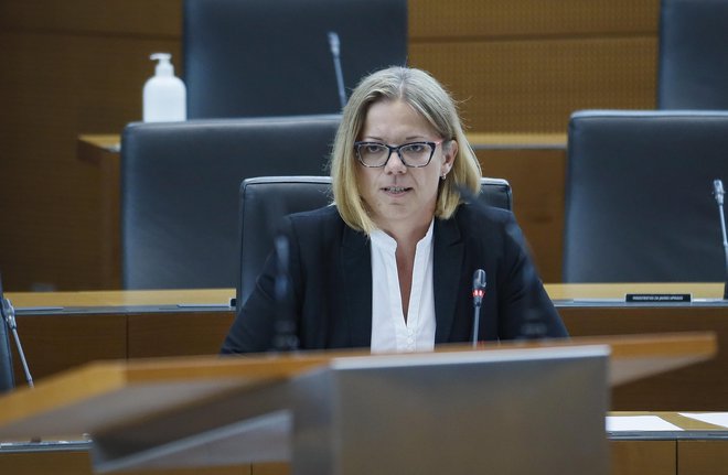 Sanja Ajanović Hovnik, ministrica za javno upravo. FOTO: Jože Suhadolnik/Delo
