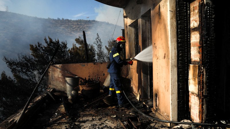 Fotografija: Uničene hiše. FOTO: Costas Baltas/Reuters
