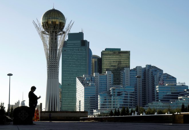 V suhi srednjeazijski stepi je dal Nazarbajev postaviti novo, supermoderno glavno mesto, ki nosi njegovo ime. FOTO: Šamil Žumatov/Reuters

