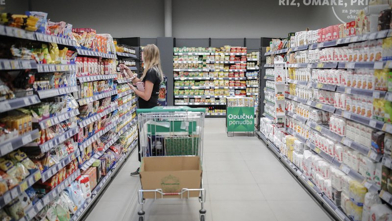 Fotografija: Vlada bo ta teden iskala rešitve za vse dražjo hrano na policah. FOTO: Uroš Hočevar/Delo
