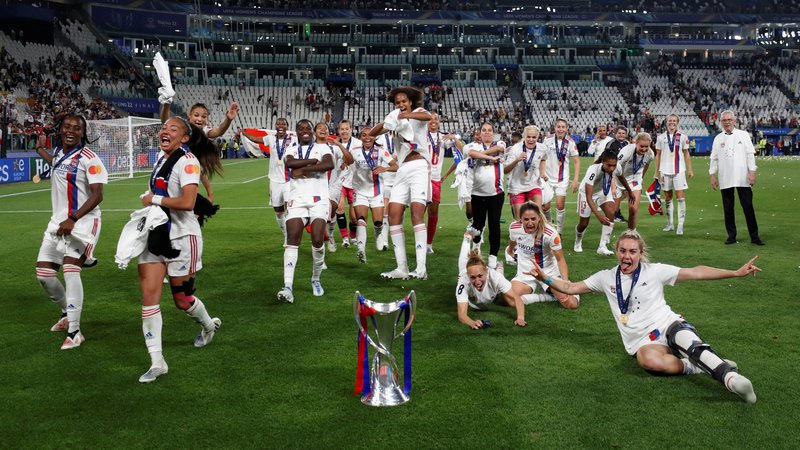 Fotografija: Ženski nogomet je v vzponu. Tudi med zadnjim finalom ženske lige prvakov v Münchnu, ko je Lyon premagal Barcelono, je bilo spektakularno. FOTO: Yara Nardi/Reuters
