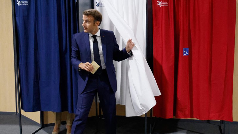 Fotografija: Francozi so izvolili Emmanuela Macrona za predsednika, a po prvem krogu parlamentarnih volitev se nakazuje, da bi volivci radi vendarle nekoliko pristrigli peruti macronistični politiki. FOTO: Ludovic Marin/AFP

