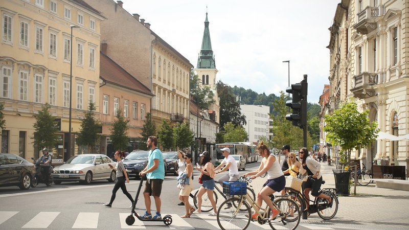 Fotografija: Tudi v Ljubljani je vse več koles. FOTO: Jure Eržen

