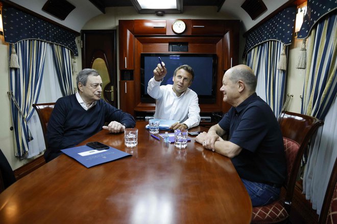 Emmanuel Macron, Olaf Scholz in Mario Draghi na vlaku za Kijev. FOTO: Ludovic Marin/AFP

